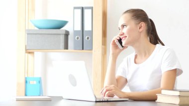 Ofiste işyerinde bilgileri tartışırken Smartphone, konuşurken