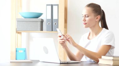 Ofiste iş Smartphone uygulamaları kullanma