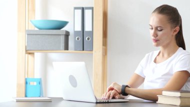 Kadın kol saati ofiste iş yerinde zamanında izlerken bekliyor