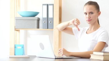 Başparmak aşağı jest kadın ofiste iş başında