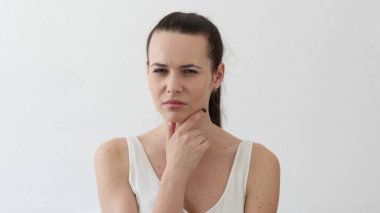 Beyin fırtınası, iş, portre hakkında düşünme dalgın genç kadın