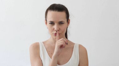 Sessiz olun lütfen, parmak dilinde güzel genç kadın, portre