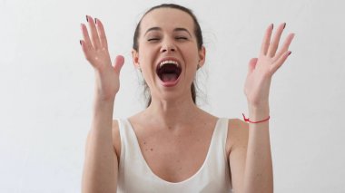 Yüksek sesle güzel genç kadın, portre çığlık