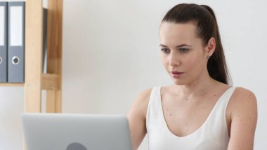 Dizüstü bilgisayar, Online çalışan yaratıcı kadın sakin ol