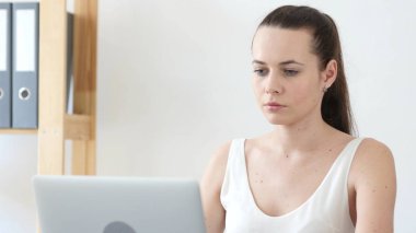 Dizüstü bilgisayarda çalışan genç yaratıcı kadın