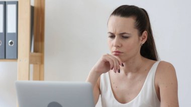 Dalgın yaratıcı kadın çalışma, düşünme ve planlama, ofis iş