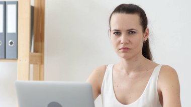 Office, eser kameraya bakarak üzgün kadın