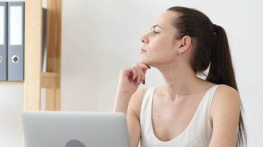 Düşünme, dalgın yaratıcı kadın beyin fırtınası