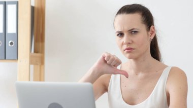 Başparmak aşağı jest kadın ofiste iş başında