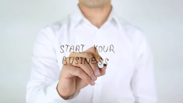 Starta företag, Man skriver på glas — Stockfoto
