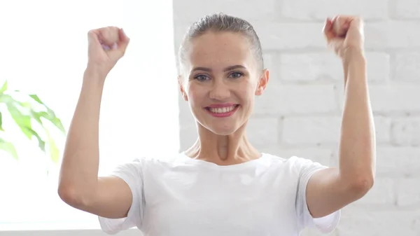 Mujer joven emocionada celebrando el éxito, retrato —  Fotos de Stock