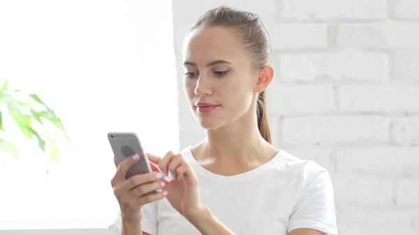 Smartphone, online tarama kullanan genç kadın