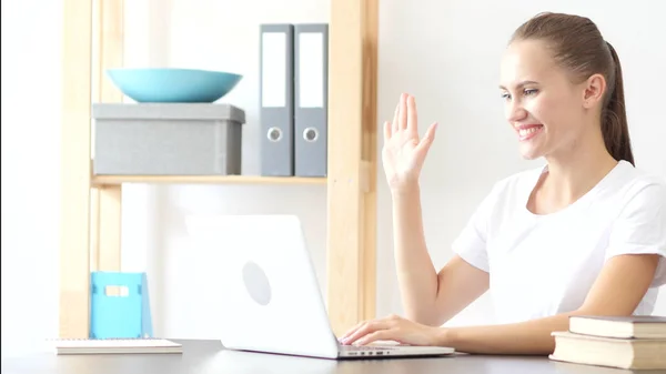 Online Video Chat op Laptop door de vrouw aan het werk in Office — Stockfoto