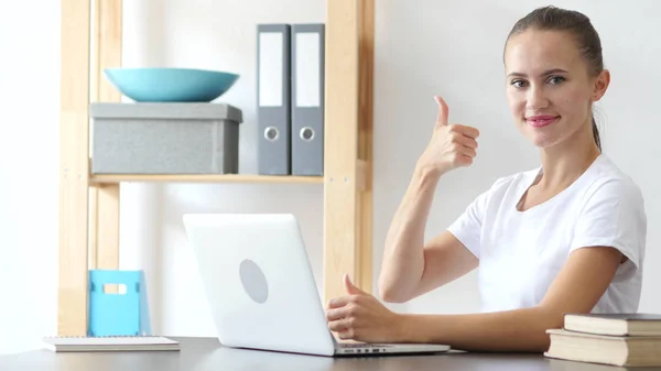 Duimschroef opwaarts gebaar van de vrouw aan het werk in Office — Stockfoto