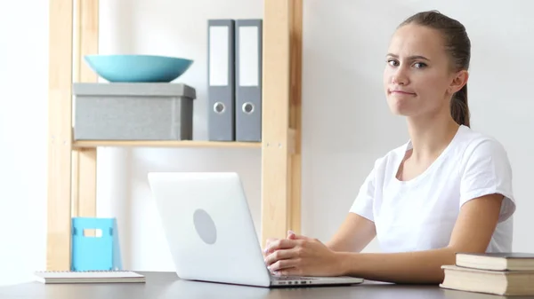 Shaking Head te ontzeggen, verwerpen op het werk in Office — Stockfoto