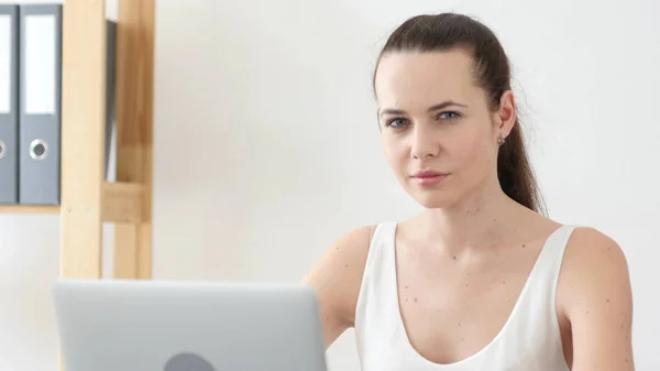 Creatieve vrouw kijken Camera in Office — Stockfoto