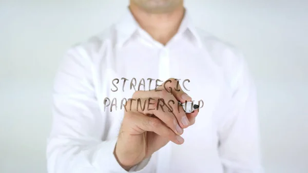 Стратегическое партнерство, человек, пишущий на стекле — стоковое фото
