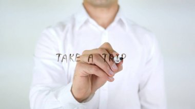 Bir yolculuğa, cam üzerinde yazılı adam