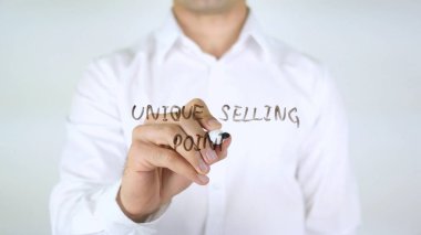 Benzersiz satış noktası, adam cam üzerine yazma