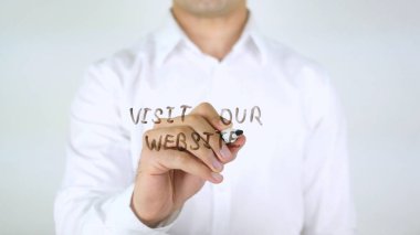 Web sitemizi ziyaret edin, cam üzerinde yazılı adam