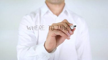 Nereye yatırım, cam üzerinde yazılı adam