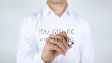 Her şeyi, cam üzerinde yazılı adam