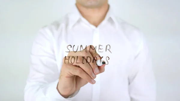 Sommerferien, Mann schreibt auf Glas — Stockfoto