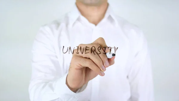 Університет, людина пише на склі — стокове фото