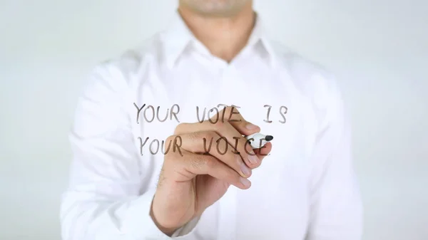 O seu voto é a sua voz, homem escrevendo em vidro — Fotografia de Stock
