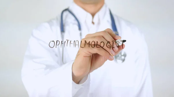 Oftalmologo, medico scrivendo su vetro — Foto Stock