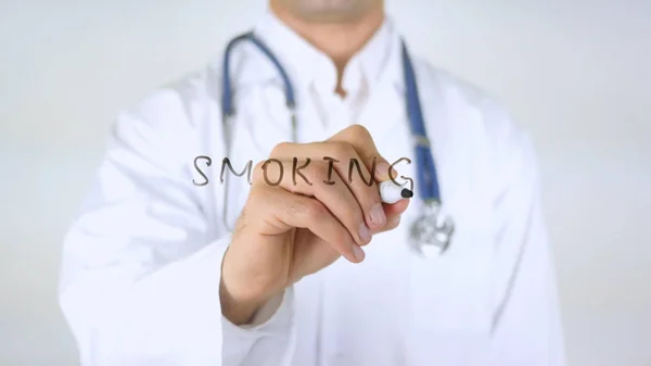 Roken, dokter schrijven op glas — Stockfoto