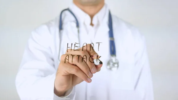 Серцевий напад, лікаря-написання на склі — стокове фото