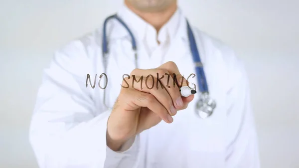 Nr-roken, dokter schrijven op glas — Stockfoto