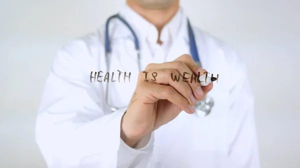 Gezondheid is rijkdom, arts schrijven op glas — Stockfoto