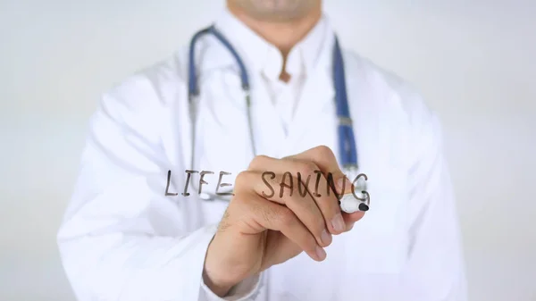 Рятуючи життя, доктор пише на склі — стокове фото