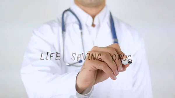 Drogas salvadoras da vida, doutor que escreve no vidro — Fotografia de Stock