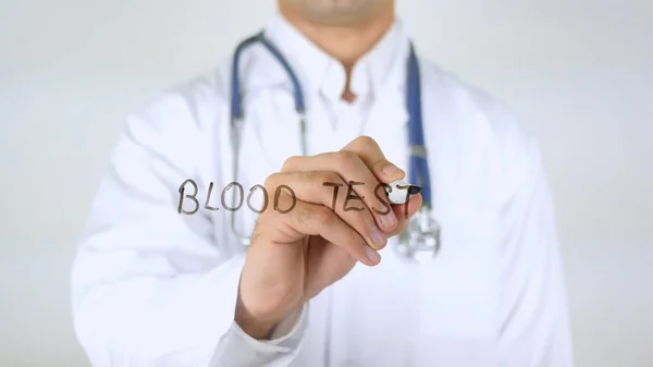 Badania krwi, lekarz pisania na szkle — Zdjęcie stockowe