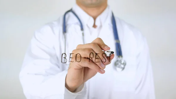 Descanso en cama, Doctor escribiendo en vidrio — Foto de Stock