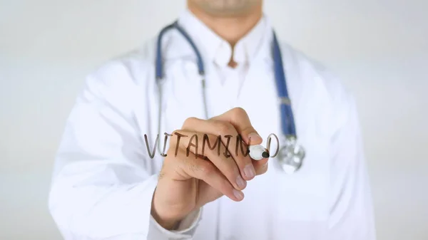 ビタミン D は、ガラスに書く医師 — ストック写真
