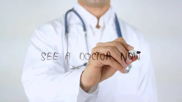 Ver Un Doctor Ahora, Doctor Escribiendo en Vidrio — Foto de Stock
