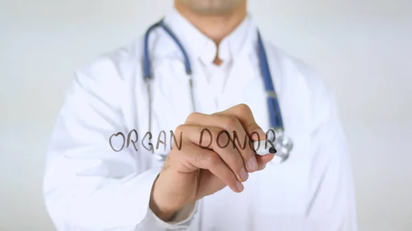 Orgaandonor, dokter schrijven op glas — Stockfoto