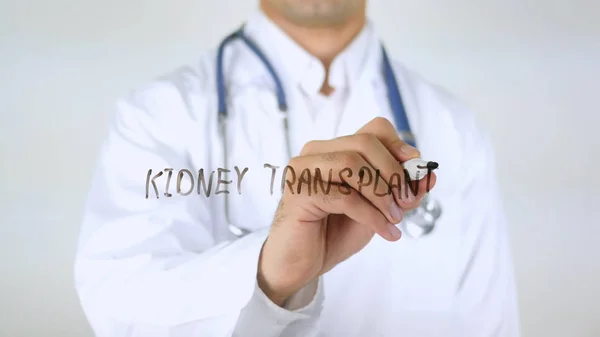 Nierentransplantation, Arzt schreibt auf Glas — Stockfoto