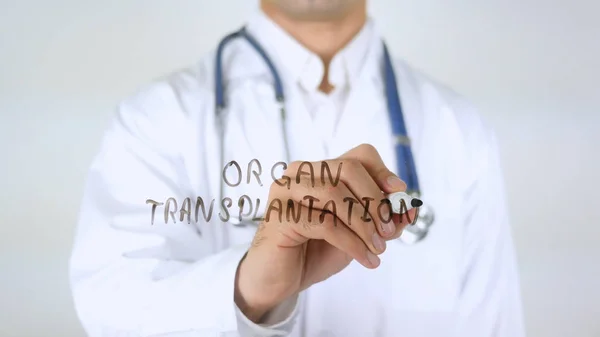 Orgaantransplantatie, dokter schrijven op glas — Stockfoto