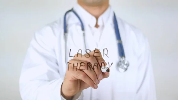 Laser therapie, dokter schrijven op glas — Stockfoto