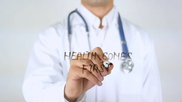 Gezondheid komt eerst, dokter schrijven op glas — Stockfoto