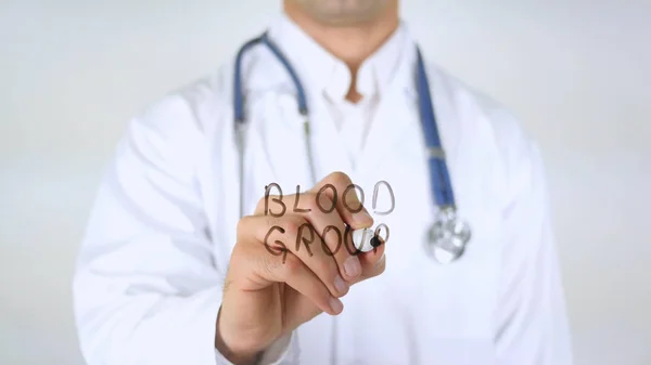 Grupo sanguíneo, médico escrevendo em vidro — Fotografia de Stock