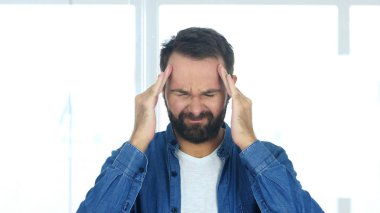 Baş ağrısı, vurguladı adam Office çalışma