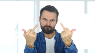 Adam orta parmak, ofiste oturan gösterilen