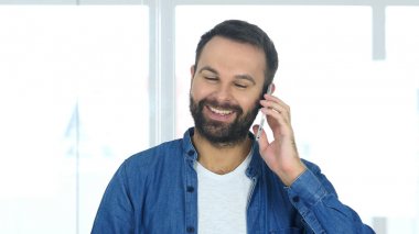 Talk, sakallı adam müzakere üstünde hareket eden telefon