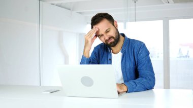 Baş ağrısı, sinirli sakallı adam, çalışma basıncı